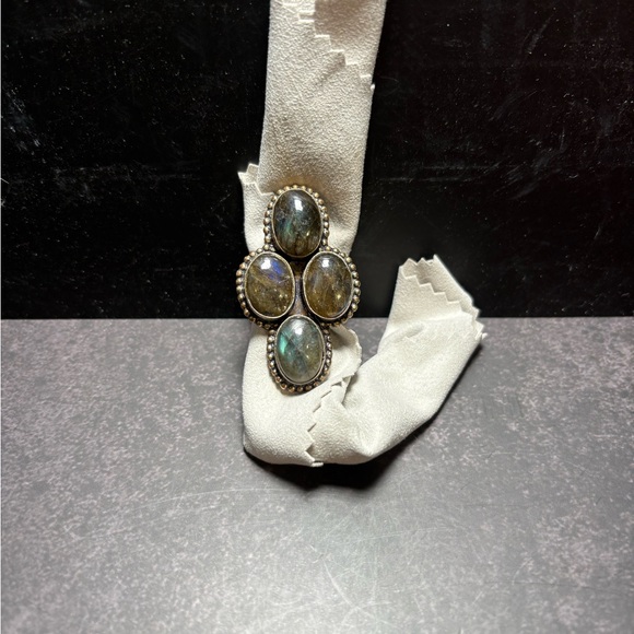 Elegant Labradorite Gemstone Ring - Picture 3 of 9